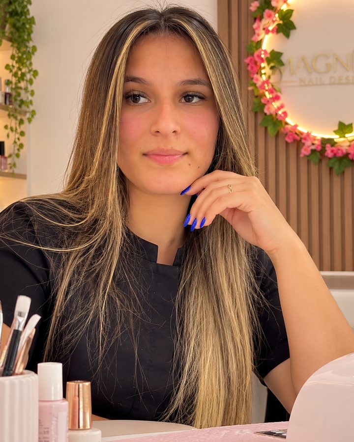 Vivi Santos, nail designer, em sua bancada de atendimento
